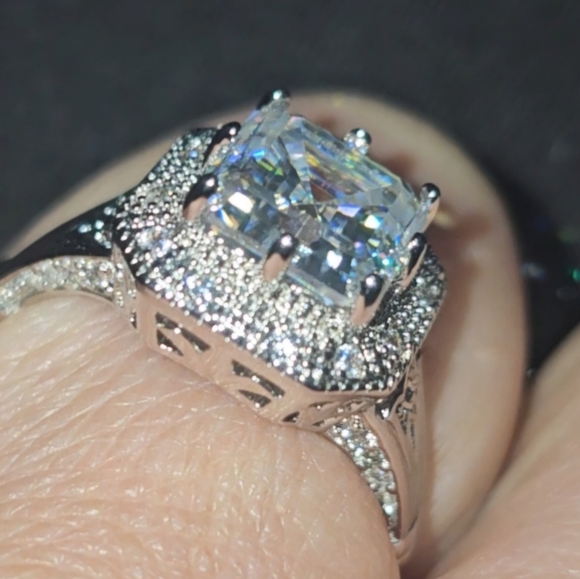 Certified 2.5 CT Moissanite‎ Elegant White Gold Plated Ring Size 7 NWT